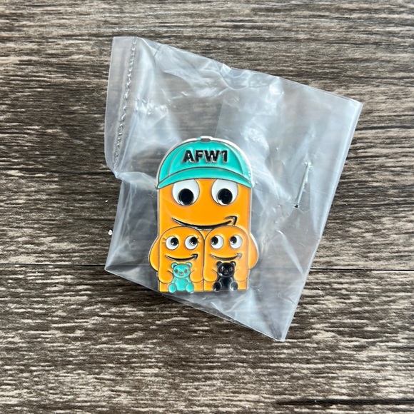Limited Edition|  Amazon Peccy Pin - Picture 1 of 2